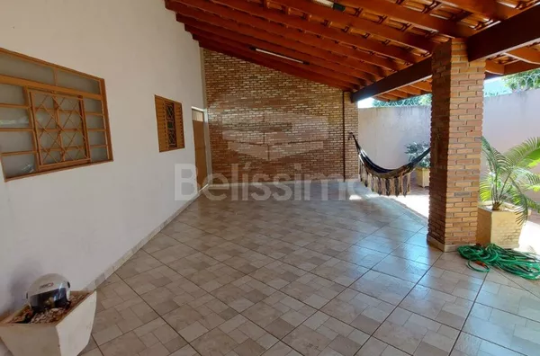 Casa com excelente localização: No bairro Vila Piloto I  Descrição do imóvel:    3 Quartos ,2 Banheiros, 1 Dispensa, 1 Cozinha com armários planejados, balcões, Sala de jantar com  janelas e porta de blindex, Área gourmet com churrasqueira