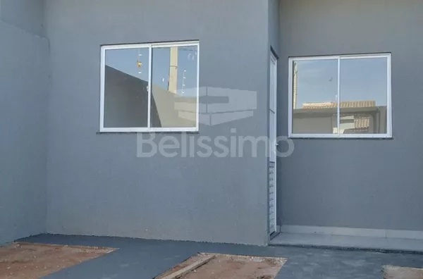 Casa com excelente localização 10 minutos do centro. Casa de 2 quartos, sendo 1 suíte, 01(uma) sala de TV, 01 (uma) cozinha, 01 (uma) área de serviço coberta, 02 (dois) banheiros e com garagem para 2 carros.  Terreno: 200m²  Construção: 55,62m ²