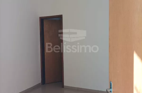 Casa localizada no Bairro Mais Parque, com 02(dois) Quartos, sendo uma suíte, 01(uma) Sala de TV, 01(jardim de inverno), 01(uma) cozinha com planejados, 02(dois)  Banheiros, Lavanderia coberta,  Garagem para 02 Veículos, Portão Eletrônico, Placa solar.   