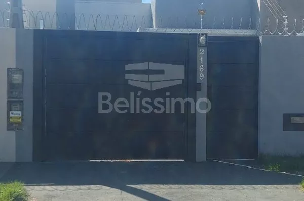 Casa á venda no Bairro Nova Três Lagoas! Contendo 03(três) quarto(s) sendo 1 suíte, 01(uma) sala de TV, 01(um)banheiro social, 01(uma) cozinha planejada, lavanderia coberta, garagem para 2 carros. Área Construída : 80,67m² Terreno: 162m²