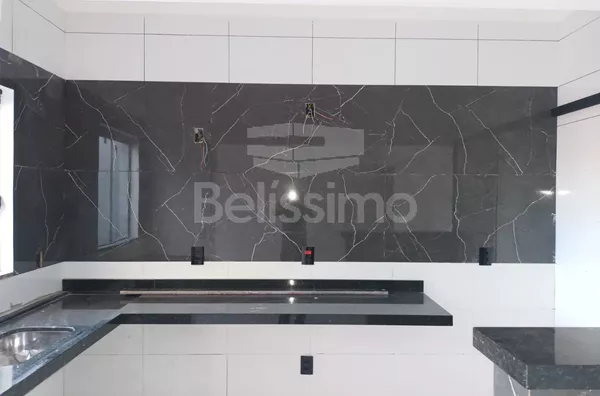 Casa localizada no Bairro Mais Parque, com 02(dois) Quartos, sendo uma suíte, 01(uma) Sala de TV, 01(uma) cozinha planejada, 02(dois)  Banheiros, Lavanderia coberta,  Garagem para 02 Veículos.