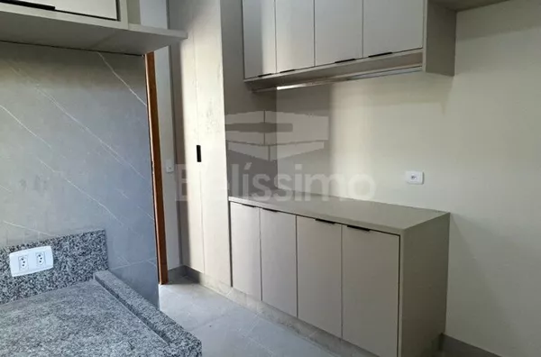 Casa com excelente localização no Condomínio Portal das Águas. Casa com 03(Três) quartos, sendo todos suíte, 01(uma) sala de TV,  01(uma) cozinha com área gourmet, 04(quatro) banheiros, 01(uma) área de serviço coberta e com garagem para 2 carros, piscina