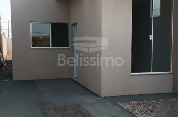 Casa com excelente localização. Casa com 02 (dois) quartos, sendo 01 (uma) suíte, 02 (dois) banheiros, 01 (uma) sala de estar, 01 (uma) cozinha, 01 (uma) lavanderia e garagem para 2 carro.