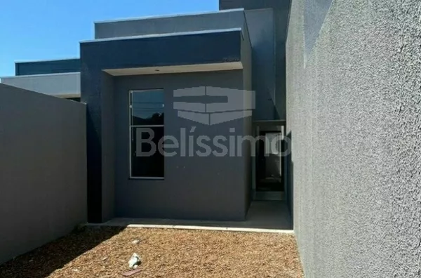 Casa com excelente localização 10 minutos do centro. Casa de 2 quartos,  01(uma) sala de TV, 01 (uma) cozinha, 01 (uma) área de serviço, 01 (um) banheiro e com garagem para 2 carros.  Construção 64m²