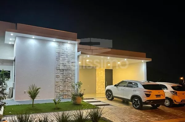 Casa com excelente localização 10 minutos do centro. Casa de 3 quartos, sendo 1 suíte com closet, 01(uma) sala de TV, 01(um) escritório, 01 (uma) cozinha com armários planejados, área gourmet com piscina, 01 (um) lavabo, 01 (uma) área de serviço coberta, 