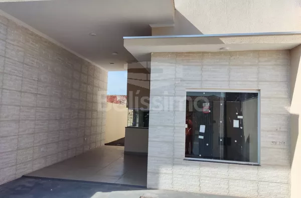 Linda casa, localizada em Três Lagoas M/S, no bairro Parque São Carlos, dez  minutos do centro da cidade! Com acabamento de qualidade, contendo os seguintes cômodos: 03(três) quartos, sendo uma suíte, 02 banheiros, 01 (uma) cozinha, 01 uma) sala TV. 1(uma