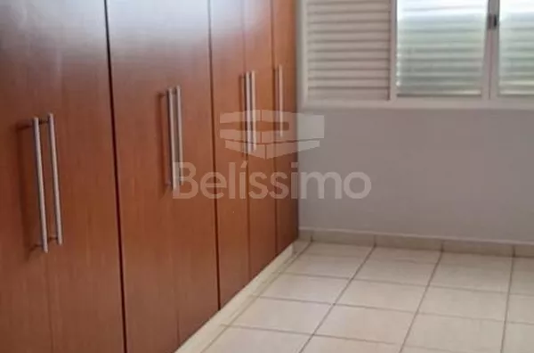 Casa com excelente localização 10 minutos do centro. Casa de 3 quartos, sendo 1 suíte, 01(uma) sala de TV, 01 (uma) sala de jantar,01 (uma) cozinha,  área de serviço coberta, 03 (três) banheiros, com garagem coberta para 2 carros, garagem descoberta cabem