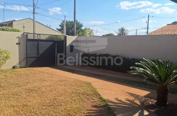 Linda casa no bairro Nova Americana, casa bem localizada. Casa contendo, 2 (Dois) Quartos, sendo 1 (Uma) suíte, 2 (Dois) Banheiros, Sala de TV, Cozinha, Lavanderia coberta e garagem para dois carros.