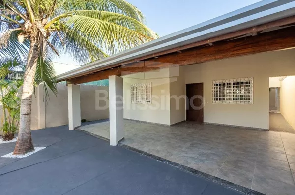 Casa com excelente localização 10 minutos do centro. Casa de 2 quartos,  01(uma) sala de TV, 01 (uma) cozinha, 01 (uma) área de serviço coberta e 01 (um) banheiros e com garagem coberta para 2 carros.  Construção: 140 m²  Terreno: 372m²