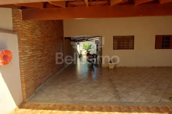 Casa com excelente localização: No bairro Vila Piloto I  Descrição do imóvel:    3 Quartos ,2 Banheiros, 1 Dispensa, 1 Cozinha com armários planejados, balcões, Sala de jantar com  janelas e porta de blindex, Área gourmet com churrasqueira