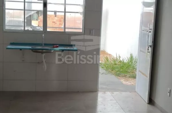 Casa com excelente localização. Casa de 2 quartos,  01(uma) sala de TV, 01 (uma) cozinha, (01) banheiro, 01 (uma) área de serviço coberta e garagem para 1 carro.