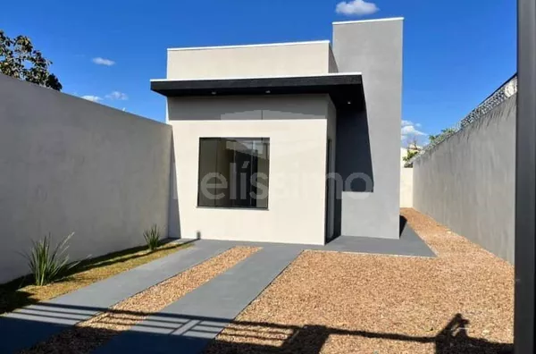 Casa localizada em Três Lagoas M/S, no bairro Santa Júlia, com acabamento de qualidade contendo os seguintes cômodos: 2(dois) quartos, 01 (um) banheiro social, 01 (uma) cozinha, 01 uma) sala TV. 1(uma) lavanderia coberta, garagem  para 2 carros.  Construç