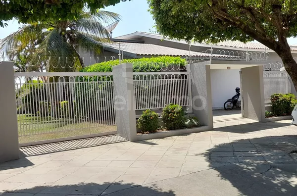 Casa com fino acabamento no Bairro Santos Dumont, excelente localização. Contendo 03(três) quartos, sendo uma suíte, 01(uma) sala, 01(uma) sala de jantar, 01(uma) cozinha ampla com planejados, 04(quatros) banheiros, espaço com área gourmet, garagem cobert