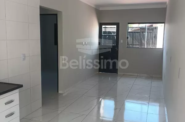 Casa bairro Ipê 1, bem localizada. Casa contendo, 2 (Dois) Quartos, sendo 1 (Uma) suíte, 2 (Dois) Banheiros, Sala de TV, Cozinha, Lavanderia e garagem para dois carros.