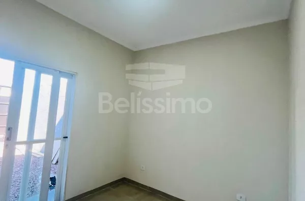  Casa com excelente localização 10 minutos do centro. Casa com 02 (dois) quartos, sendo 01 (um) suíte, 02 (dois) banheiros, 01 (uma) sala de estar, 01 (uma) cozinha, 01 (uma) lavanderia e com garagem