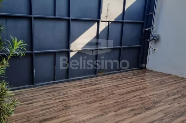 Casa localizada em Três Lagoas MS no bairro Jardim dos Ipês III, , tendo os seguintes cômodos: 3(três) dormitórios sendo 01 (uma) suíte, 01 (um) banheiro social, 01(lavabo), 01 (uma) cozinha com planejados, 01 (uma) sala TV, lavanderia coberta, garagem co