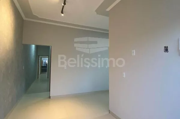 Linda casa no bairro Jardim das Acácias. Casa contendo, 2 (Dois) Quartos, sendo 1 (Uma) suíte, 2 (Dois) Banheiros com box e planejados, Sala de TV, Cozinha com cooktop e planejado, Lavanderia coberta e garagem para dois carros, concertina, cerca elétrica,