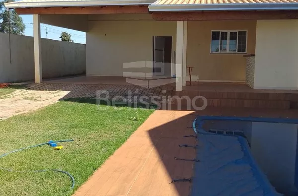 Casa para venda, bairro Ipê 4, contendo: 3 quarto(s) sendo 1 suíte, sala ampla, cozinha c/ planejados, 2 banheiros c/ planejados, lavanderia coberta, área de churrasco, piscina e garagem p/ 3 carros