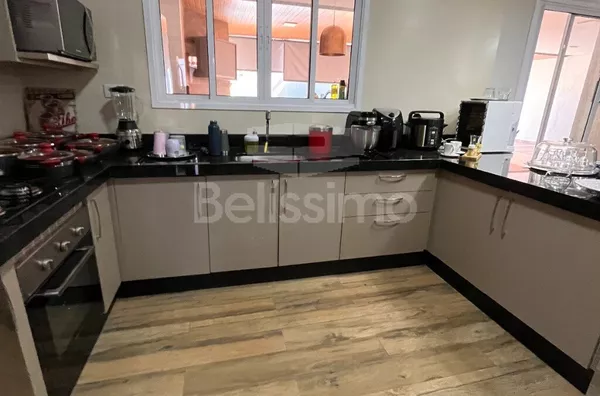 Belíssima casa de alto padrão. Casa contendo: 03 quartos, sendo uma suíte com closet, 02 banheiros, cozinha planejada, sala de TV, 01 jardim de inverno, área gourmet com planejado, lavanderia coberta e garagem p/ 3 carros.