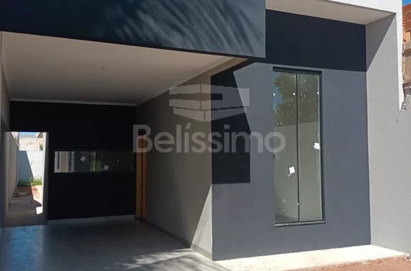 Casa com excelente localização no Santos Dumont.  Casa Contendo:  03 (Três) Quartos, sendo 01 (Uma) Suíte, 01 (Uma) Sala com pé direito amplo, 01 (Uma) Cozinha, 02 (Dois) Banheiros, 01 (Uma) Área de serviço coberta, Garagem para 02 carros
