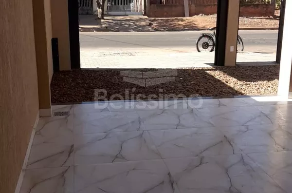 Casa com excelente localizada no Parque São Carlos Casa de 3 quartos, sendo 1 suíte, 01(uma) sala de TV, 01 (uma) cozinha, 01 (uma) área de serviço coberta, 02 (dois) banheiros com box e garagem para 2 carros.