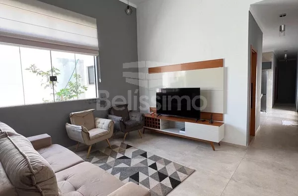 Casa com excelente localização 10 minutos do centro. Casa de 3 quartos, sendo 1 suíte com closet, 01(uma) sala de TV, 01(um) escritório, 01 (uma) cozinha com armários planejados, área gourmet com piscina, 01 (um) lavabo, 01 (uma) área de serviço coberta, 