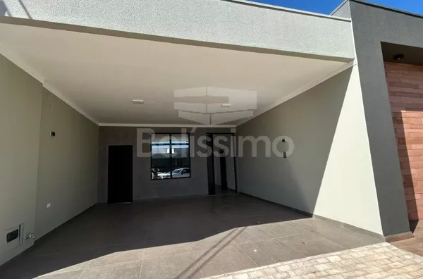 Casa com excelente localização no Condomínio Portal das Águas. Casa com 03(Três) quartos, sendo todos com suíte, 01(uma) sala com pé direito alto,  01(uma) cozinha com armários planejados, 1(uma) área gourmet, 04(quatro) banheiros, 01(uma) área de serviço