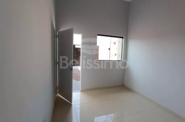 Casa com excelente localização. Casa de 2 quartos,  01(uma) sala de TV, 01 (uma) cozinha, (01) banheiro, 01 (uma) área de serviço coberta e garagem para 1 carro.