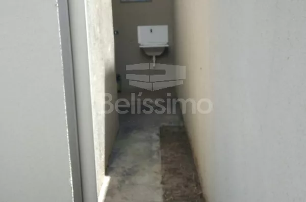 Casa localizada no Bairro Mais Parque, com 02(dois) Quartos, sendo uma suíte, 01(uma) Sala de TV, 01(jardim de inverno), 01(uma) cozinha, 02(dois)  Banheiros, Lavanderia coberta,  Garagem para 02 Veículos, Portão Eletrônico. 