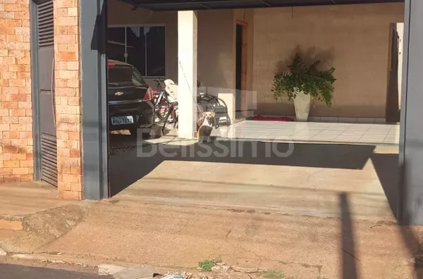 Casa bem localizada, no Jardim Planalto. Casa contendo 02 (dois) quartos, sendo 01 suíte, 02 (dois) banheiros, 02 (duas) salas, cozinha, lavanderia coberta,, área gourmet e garagem para 2 carros.