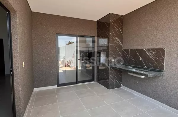 Casa com excelente localização no Bela vista da Lagoa. Casa Contendo: 03 (Três) Quartos, sendo 01 (Uma) Suíte, 01 (Uma) Sala com pé direito amplo, 01 (Uma) Cozinha, 02 (Dois) Banheiros, 01 (Uma) Área de serviço coberta, Garagem para 02 carros