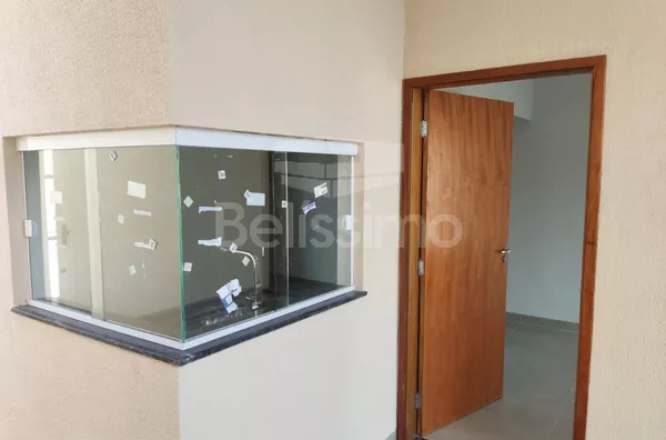 Linda casa, localizada em Três Lagoas M/S, no bairro Parque São Carlos, dez  minutos do centro da cidade! Com acabamento de qualidade, contendo os seguintes cômodos: 03(três) quartos, sendo uma suíte, 02 banheiros, 01 (uma) cozinha, 01 uma) sala TV. 1(uma