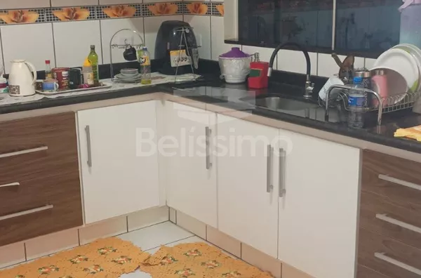 Casa bem localizada, no Jardim Planalto. Casa contendo 02 (dois) quartos, sendo 01 suíte, 02 (dois) banheiros, 02 (duas) salas, cozinha, lavanderia coberta,, área gourmet e garagem para 2 carros.