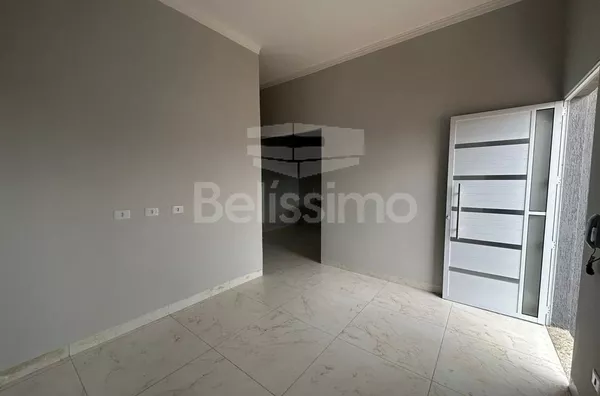 Casa com excelente localização 10 minutos do centro. Casa com 03(Três) quartos, sendo 1 suíte, 01(uma) sala de TV, 01(uma) cozinha com planejados, 02(dois) banheiros, 01(uma) área de serviço coberta, garagem para 2 carro.   Área Construída: 65m²  Área Tot