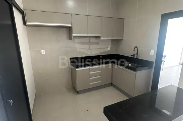 Casa para venda, 3 quarto(s),  sendo 1 suíte, sala, cozinha lavanderia coberta e garagem para 2 carros.