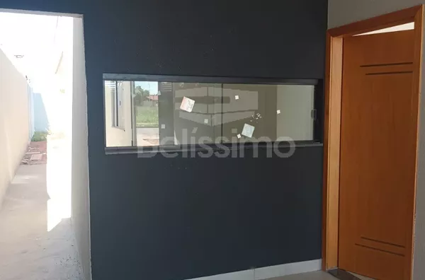 Casa com excelente localização no Santos Dumont.  Casa Contendo:  03 (Três) Quartos, sendo 01 (Uma) Suíte, 01 (Uma) Sala com pé direito amplo, 01 (Uma) Cozinha, 02 (Dois) Banheiros, 01 (Uma) Área de serviço coberta, Garagem para 02 carros