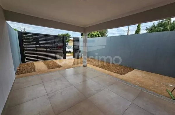 Casa com excelente localização. Casa com 02 (dois) quartos, sendo 01 (um) suíte, 02 (dois) banheiros, 01 (uma) sala de estar, 01 (uma) cozinha, 01 (uma) lavanderia, com garagem para 2 carro e espaço para ampliação.