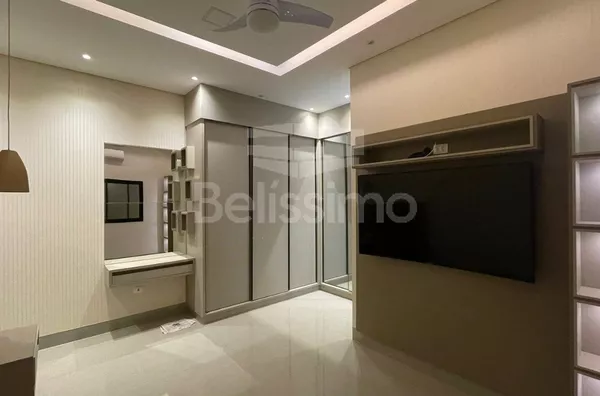 Linda Casa no condomínio Costa Leste, Casa com 03(três) quartos com planejados, sendo uma suíte, 01(uma) sala com pé direito alto, com planejados e com acabamento sanca de gesso, 01 (uma) cozinha com planejados, 01 (uma) área de serviço coberta, 03 (três)