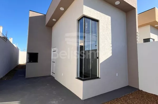 Casa com excelente localização 10 minutos do centro. Casa com 03 (três) quartos, sendo 01 (um) suíte, 02 (dois) banheiros, 01 (uma) sala de estar, 01 (uma) cozinha, 01 (uma) lavanderia e com garagem para 2 carro. 