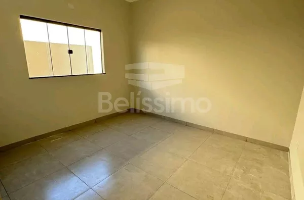 Casa com excelente localização 10 minutos do centro. Casa com 02 (dois) quartos, sendo 01 (um) suíte, 02 (dois) banheiros, 01 (uma) sala de estar, 01 (uma) cozinha, 01 (uma) lavanderia e garagem para 2 carro.