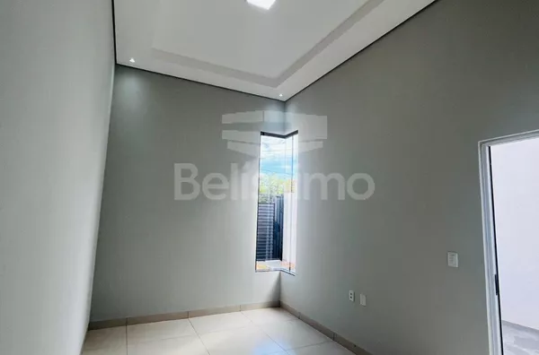 Casa com excelente localização 10 minutos do centro. Casa com 03 (três) quartos, sendo 01 (um) suíte, 02 (dois) banheiros, 01 (uma) sala de estar, 01 (uma) cozinha, 01 (uma) lavanderia e com garagem para 2 carro. 