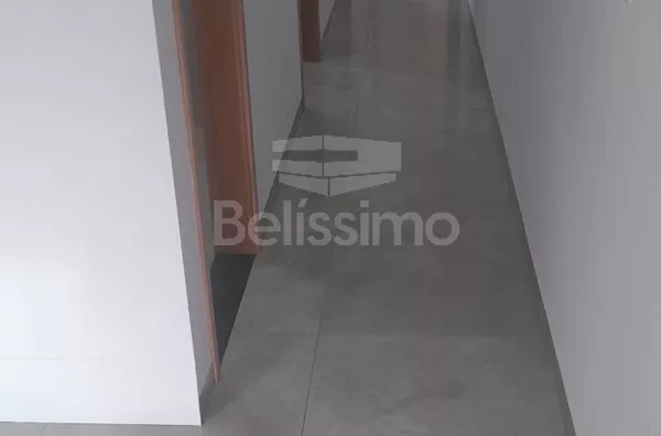 Casa com excelente localização 10 minutos do centro. Casa com 02 (dois) quartos, sendo 01 (um) suíte, 02 (dois) banheiros, 01 (uma) sala de estar, 01 (uma) cozinha, 01 (uma) lavanderia e com garagem para 2 carro. 