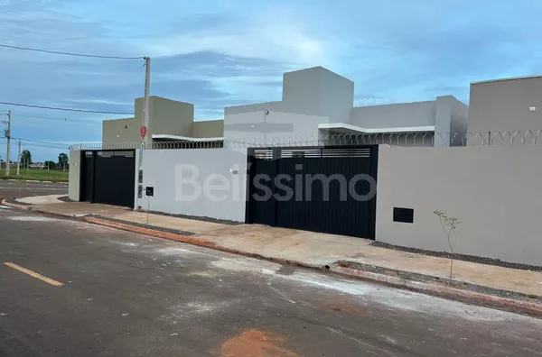 Casa localizada no Jardim Ipê 5. Casa com 02 (dois) quartos, sendo 01 (um) suíte, 02 (dois) banheiros, 01 (uma) sala de estar, 01 (uma) cozinha, 01 (uma) lavanderia e garagem para 2 carros. 