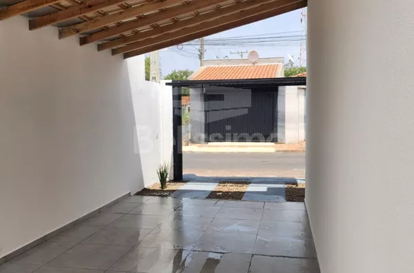 Casa com excelente localização no Bairro Santa Luzia. Casa de 2 quartos, sendo 1 suíte, 01(uma) sala de TV, 01 (uma) cozinha, 01 (uma) jardim de inverno, 02 (dois) banheiros com box e garagem para 2 carros.