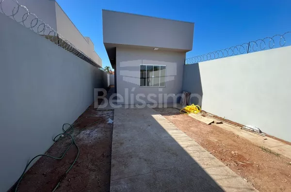 Casa localizada no bairro Parque São Carlos. Contendo 2 (dois) quartos, sendo 01 (um) suíte, 02 (dois) banheiros, 01 (uma) sala de estar, 01 (uma) cozinha, 01 (uma) lavanderia e com garagem para 2 carro. 