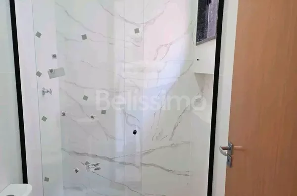 Casa localizada no Bairro Bela Vista da Lagoa, com 02(dois) Quartos, sendo uma suíte, 01(uma) Sala de TV, 01(jardim de inverno), 01(uma) cozinha, 02(dois)  Banheiros, Lavanderia coberta,  Garagem para 02 Veículos,