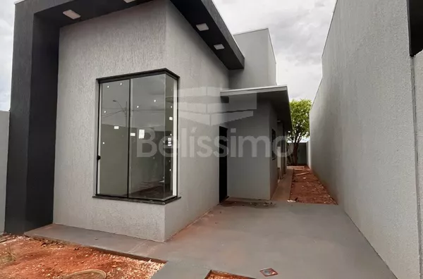 Casa com excelente localização 10 minutos do centro. Casa com 02 (dois) quartos, sendo 01 (um) suíte, 02 (dois) banheiros, 01 (uma) sala de estar, 01 (uma) cozinha, 01 (uma) lavanderia e garagem para 2 carro. 