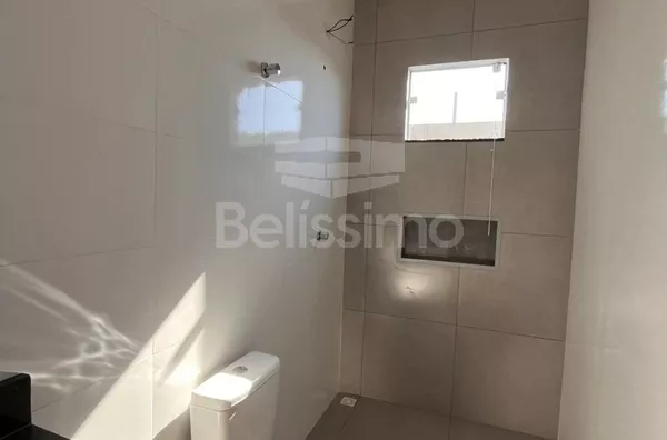 Linda casa no bairro Nova Três Lagoas, casa bem localizada. Casa contendo, 2 (Dois) Quartos, sendo 1 (Uma) suíte, 2 (Dois) Banheiros, Sala de TV, Cozinha, Lavanderia coberta e garagem para dois carros.