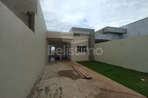 Casa com excelente localização 5 minutos do centro. Casa de 2 quartos, sendo 1 suíte, 01(uma) sala de TV, 01 (uma) cozinha, 01 (uma) área de serviço e 02 (dois) banheiros e com garagem para 1 carros. Garagem descoberta para 4 carros. Terreno mts: 6,50 x 5