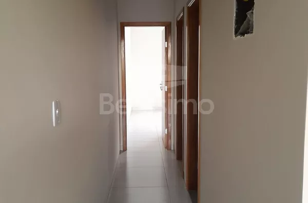 Casa com excelente localização 10 minutos do centro. Casa de 2 quartos,  01(uma) sala de TV, 01 (uma) cozinha, 01 (uma) área de serviço, 01 (um) banheiro e com garagem para 2 carros.  Construção 64m²